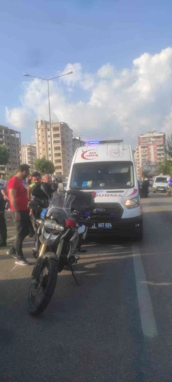 Motosikletli polis ekibine çarpıp kaçtı
