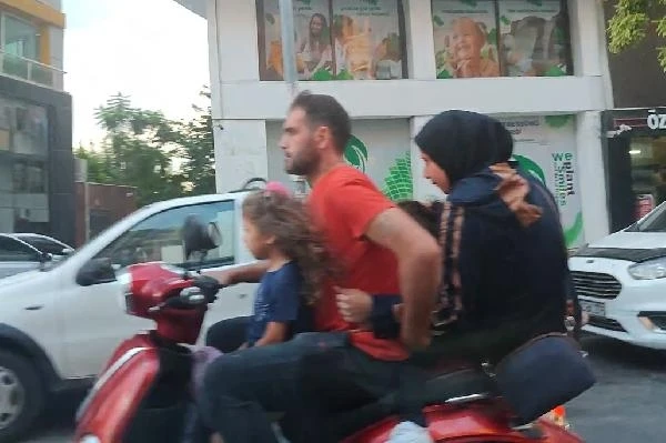 Motosiklette 5 kişilik ailenin tehlikeli yolculuğu kamerada