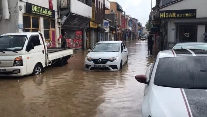 Mudanya’da sel arabaları sürükledi, karayla deniz birleşti
