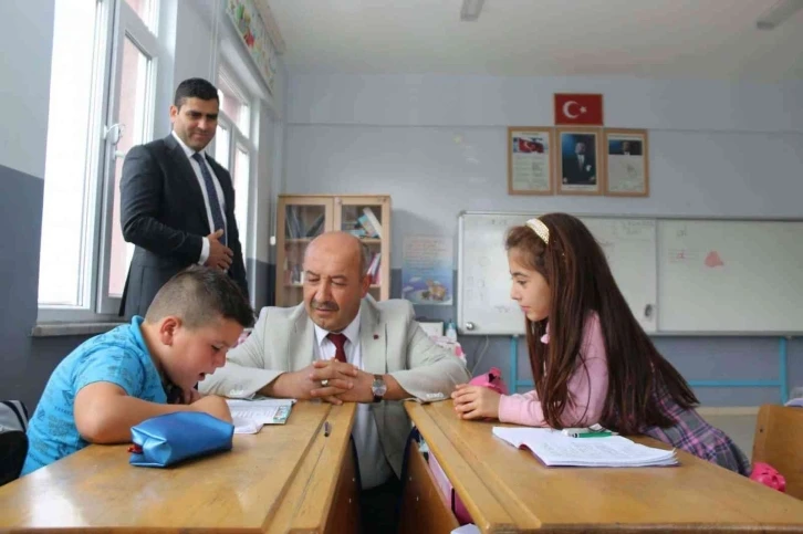 Müdür Başyiğit, öğrencilere bol kitap okumalarını tavsiye etti
