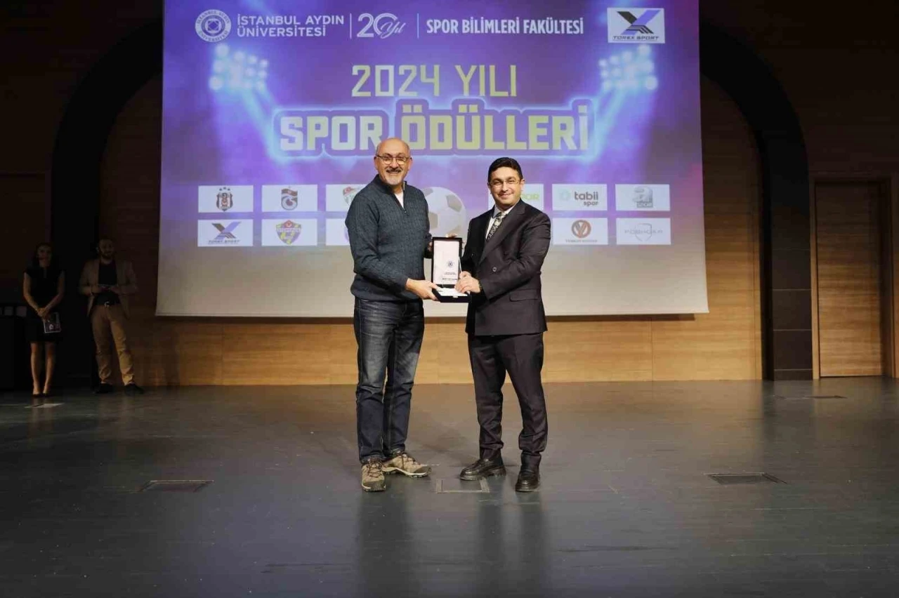 Müdür Taşdemir, yılın spor müdürü seçildi
