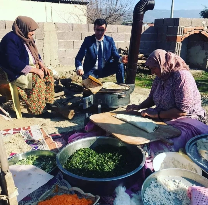 Müdür Yıldırak gözleme yapan kadınlara yardım etti
