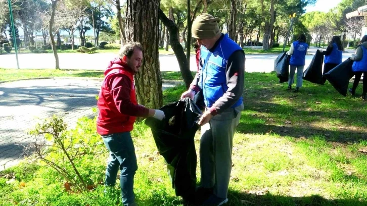 Muğla’da gönüllü öğrencilerden çevre temizliğinde örnek davranış
