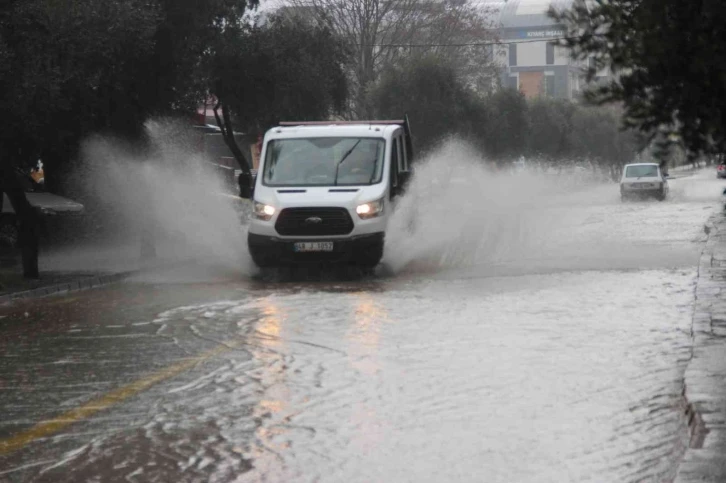 Muğla’da sağanak yağış etkili oluyor
