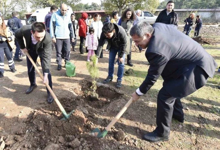 Muğla’da sağlık ekipleri fidanları toprakla buluşturdu
