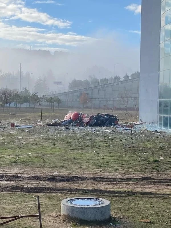 Muğla Eğitim ve Araştırma Hastanesi’ne çarpan bir helikopter, yakınındaki boş alana düştü. Ekiplerin olay yerinde çalışmaları sürüyor.
