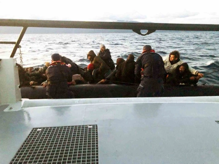 Muğla'nın Datça İlçesi Sahil Güvenlik Botu Tarafından Yakalanan Düzensiz Göçmenler
