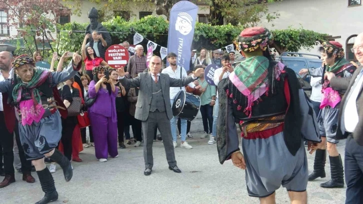 Muğla Tiyatro Festivali kortej yürüyüşü ile başladı
