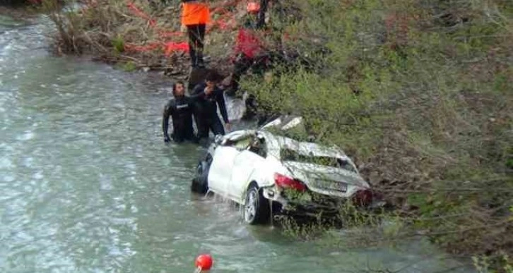 Munzur Çayı’na düşen otomobil çıkartıldı, 3 genç aranıyor