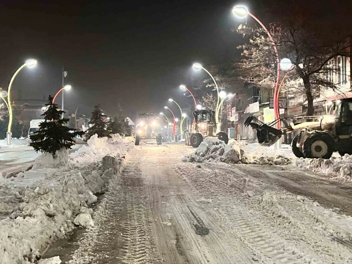 Muradiye’de kar temizleme çalışması
