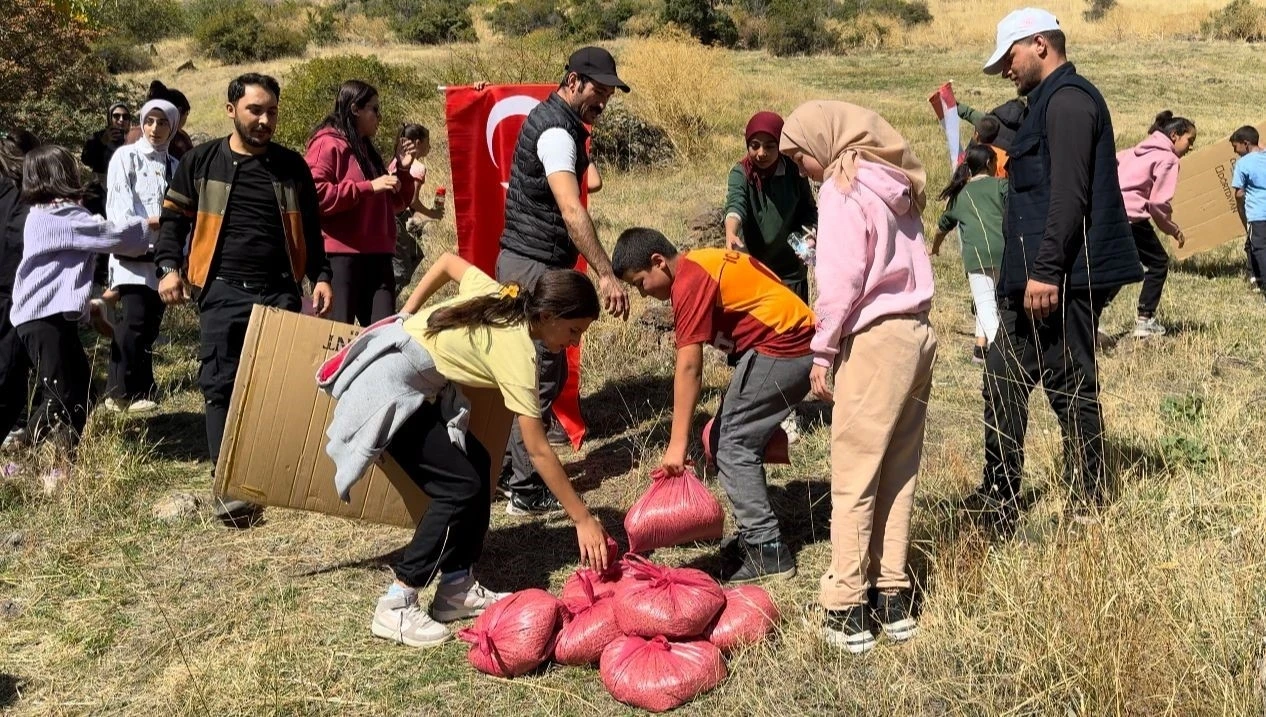 Muradiye’de yaban hayvanları için doğaya yem bırakıldı
