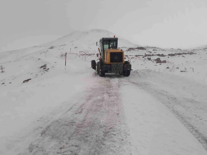 Muradiye’de yol açma çalışmaları devam ediyor
