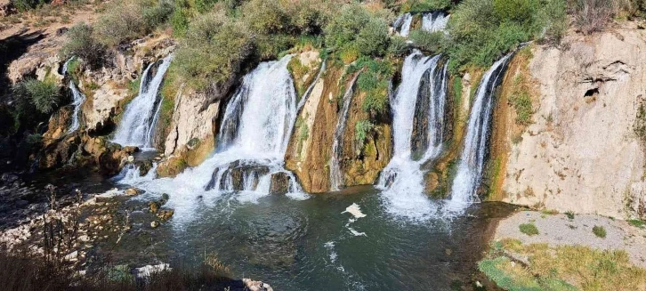 Muradiye Şelalesi görenleri hayran bırakıyor
