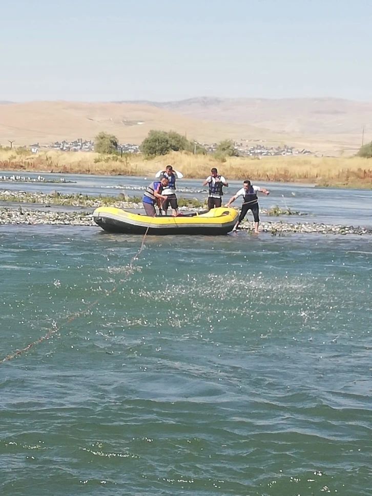 Murat Nehri’nde mahsur kalan 2 kişiyi AFAD kurtardı
