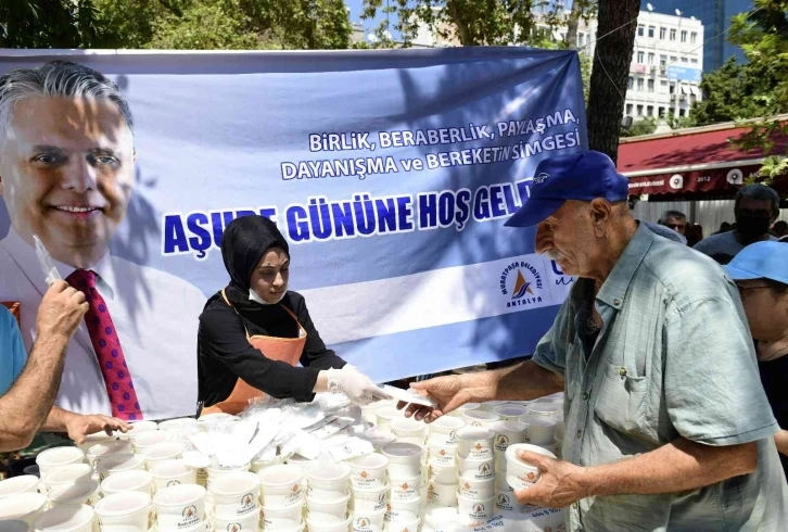 Muratpaşa Belediyesi aşure ikramı yaptı
