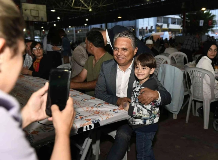 Muratpaşa Belediyesi Güzeloba Mahallesi’nde iftar verdi
