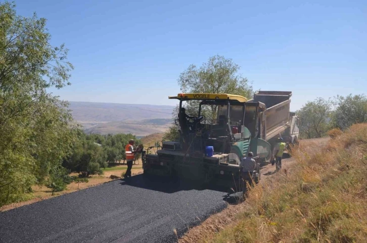 Muş’ta 210 köy yolu 64 milyon liralık yatırımla yenileniyor
