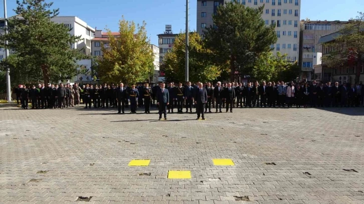 Muş’ta çelenk sunma töreni
