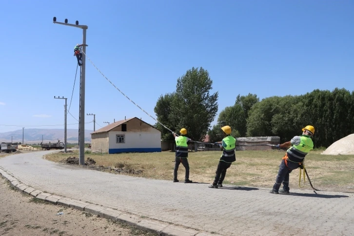 Muş’ta eski elektrik şebekesi yenileniyor
