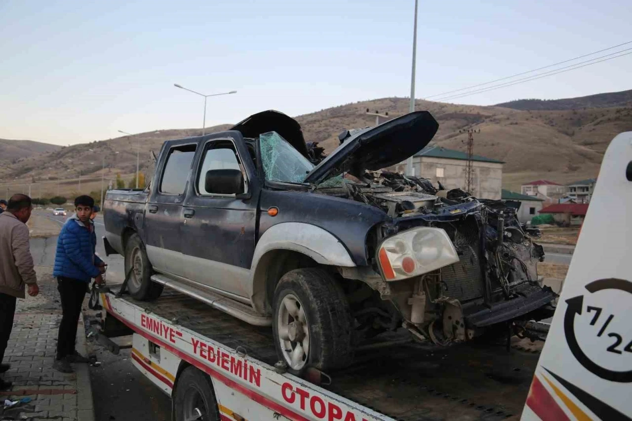 Muş’ta hafif ticari araç ile kamyon çarpıştı: 3 yaralı
