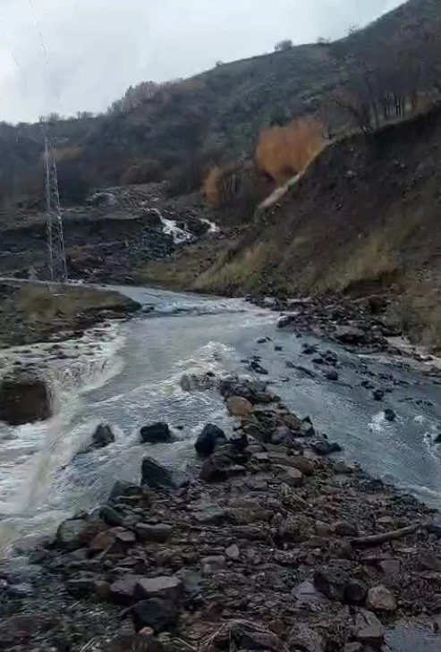 Muş’ta heyelan köy yolunu ulaşıma kapattı
