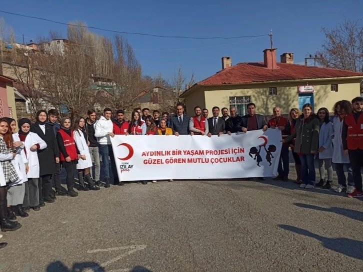 Muş’ta ilkokul öğrencilerine göz taraması
