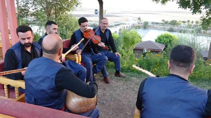 Muş’ta Teke ailesi hobi ile başladıkları müzik aşkını eğitimle taçlandırıyor
