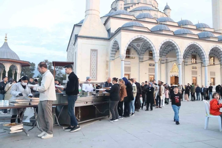 MÜSİAD, iftar sofrasında şehit ve gazi aileleri ile yaşlı ve gençleri ağırladı
