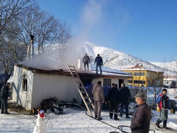 Müstakil evin çatı kısmı yandı
