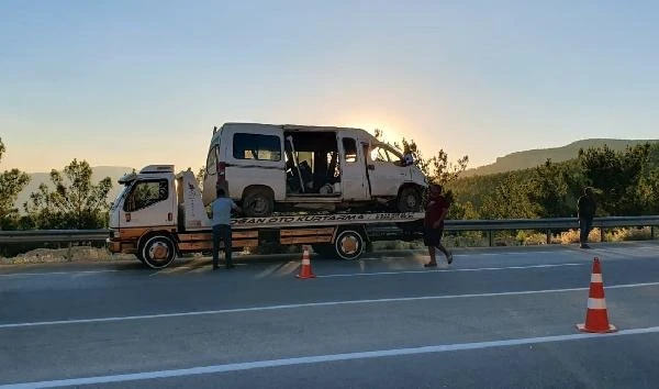 Mut'ta işçi servisi şarampole devrildi: 1 ölü, 14 yaralı