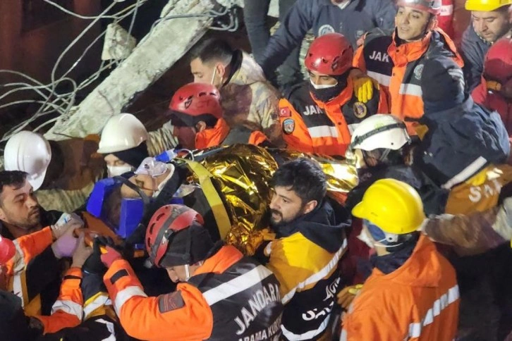 Naime abla asrın felaketinde umudun adı oldu, 165. saatte enkazdan kurtarıldı