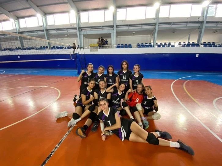 Naip Hüseyin Anadolu Lisesi voleybolda ilçe şampiyonu oldu
