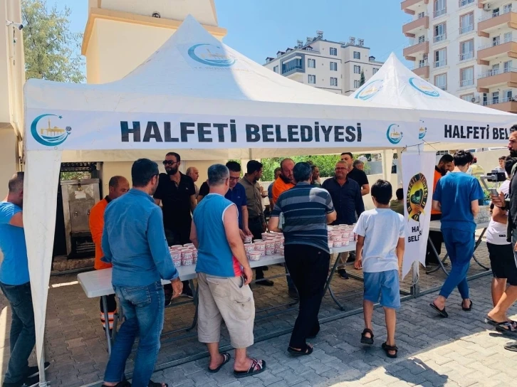 Namaz sonrası cemaate aşure dağıtıldı
