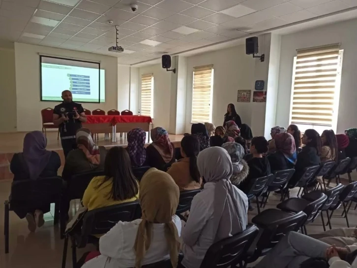 Narkotik polisleri annelere madde bağımlılığını anlattı
