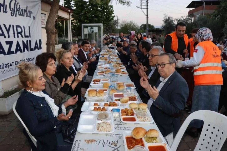 Nazilli Belediyesi iftar sofraları kurmaya devam ediyor
