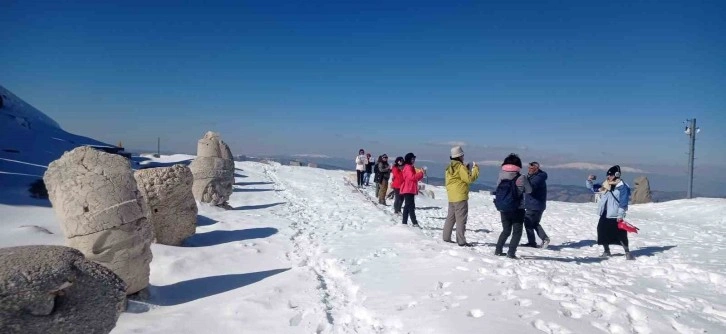 Nemrut Dağı Kış Aylarında da Turistleri Ağırlıyor