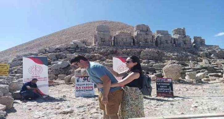 Nemrut Dağı zirvesinde turistlere ilk yardım eğitimi verildi