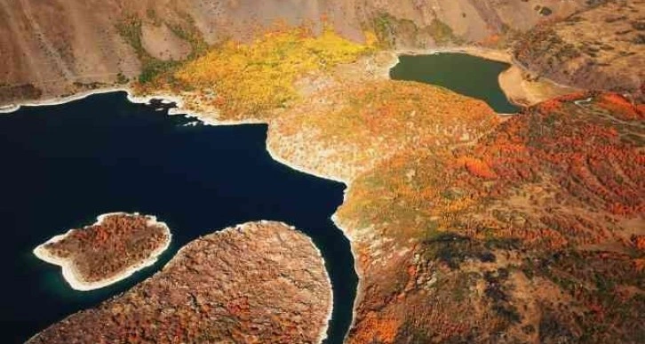 Nemrut Krater Gölü’nde sonbahar güzelliği