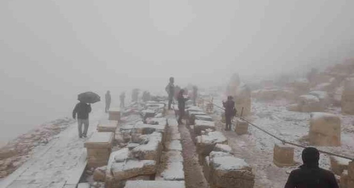 Nemrut’ta turistlere kar sürprizi