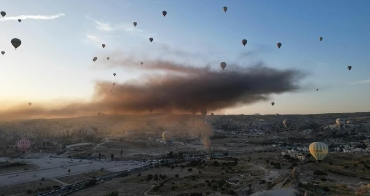 Nevşehir’de depoda yangın: Dumanlar sıcak hava balonları ile havaya yükseldi
