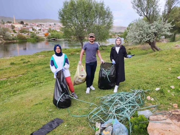 NEVÜ Öğrencileri ’Kirli Eller Temiz Dünya’ projesi için temizlik yaptı
