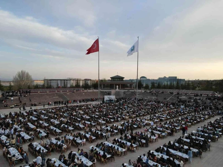 Niğde Belediye Başkanı Özdemir üniversiteli öğrencilerle iftarda buluştu
