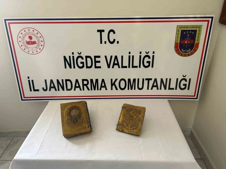 Niğde’de 200 bin dolarlık tarihi el yazması kitapla yakalandı
