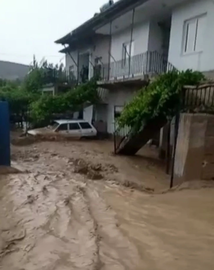 Niğde’de sağanak sonrası dereler taştı, evler sular altında kaldı
