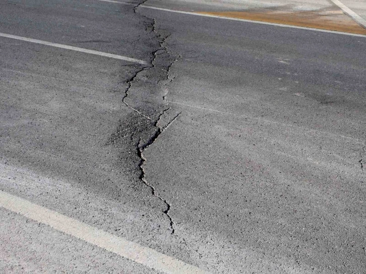 Niğde ve Konya depreminde Aksaray’da yol ve araziler yarıldı
