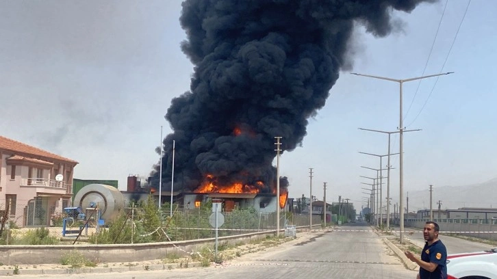 Niğde'de atık yağ geri dönüşüm tesisinde yangın