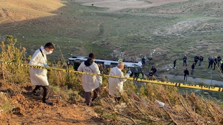 Niğde'de üniversite öğrencilerini taşıyan otobüs devrildi: Çok sayıda ölü ve yaralı var