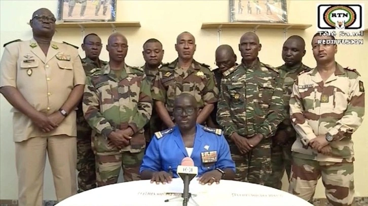 Nijer'de darbe yönetim, Fransız Büyükelçiyi sınır dışı etmesi için polise talimat verdi