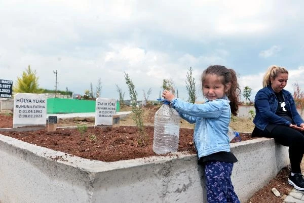 Nil, depremde kaybettiği anneannesi ve dedesini mezarını ziyaret etti