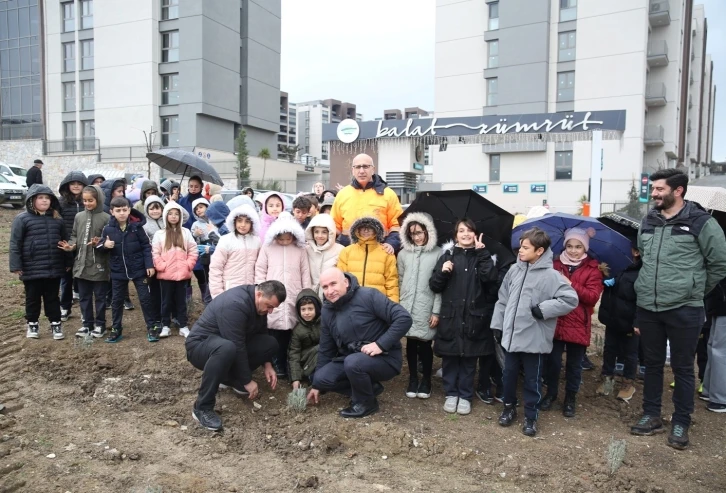 Nilüfer’de çocuklar gelecek için fidan dikti
